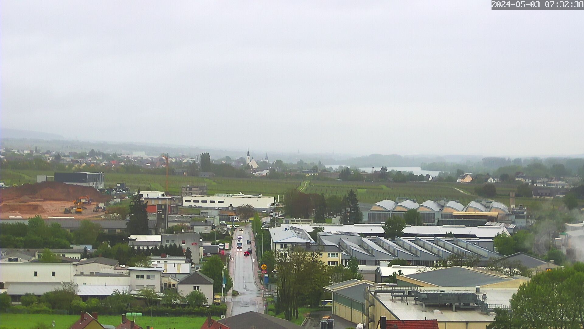 Hier befinden sich 2 Bilder nebeneinander, so dass der Eindruck einer Panorama-Aufnahme entsteht. Mann sieht das gesamte Industriegebiet bis zum Rhein.